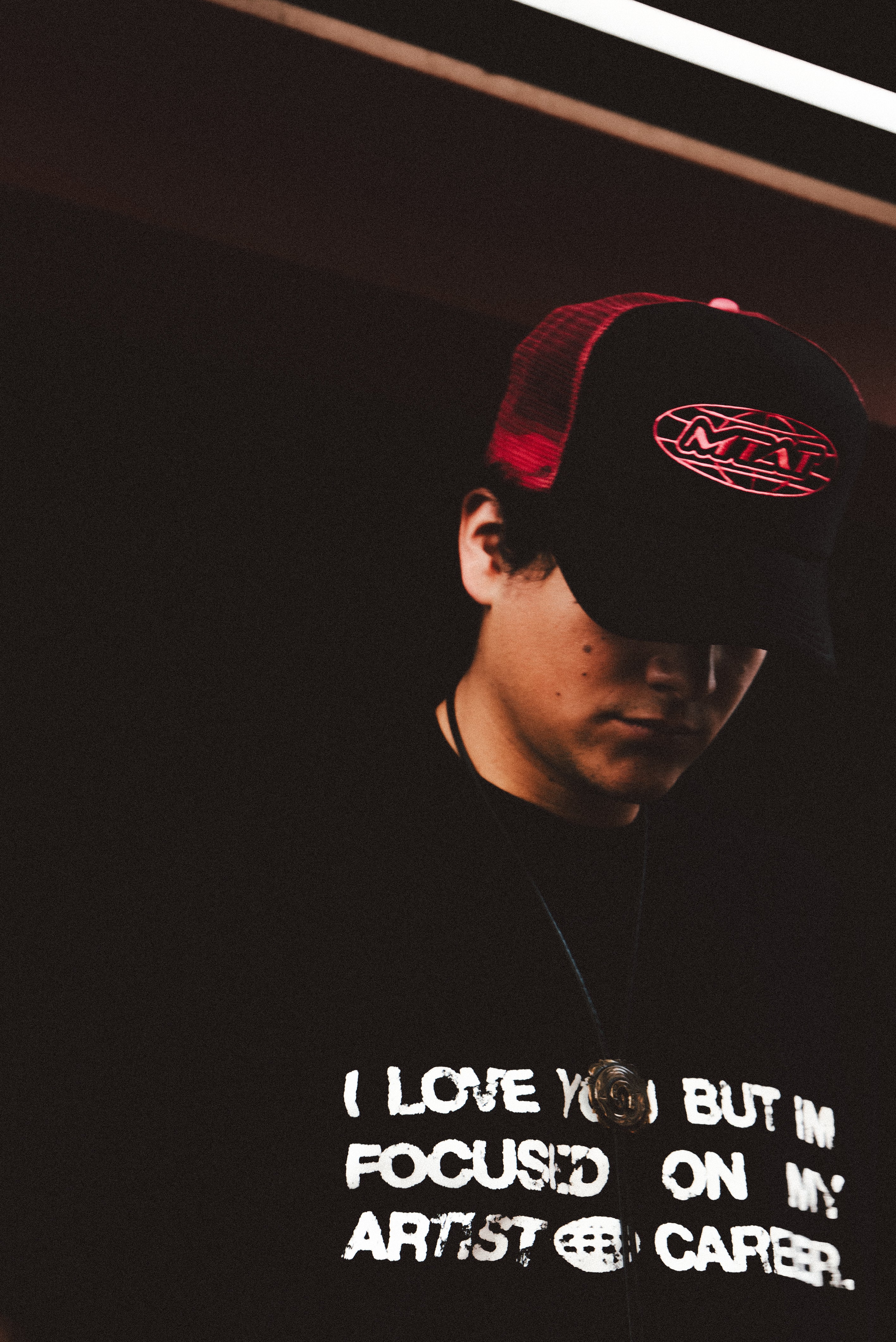 GORRA BOX LOGO NEGRO CON ROSA
