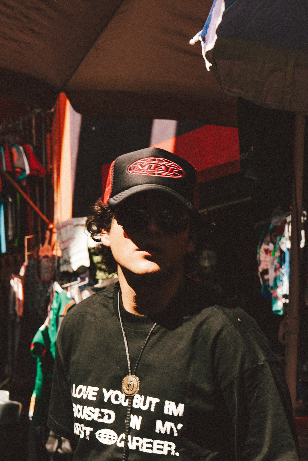 GORRA BOX LOGO NEGRO CON ROSA
