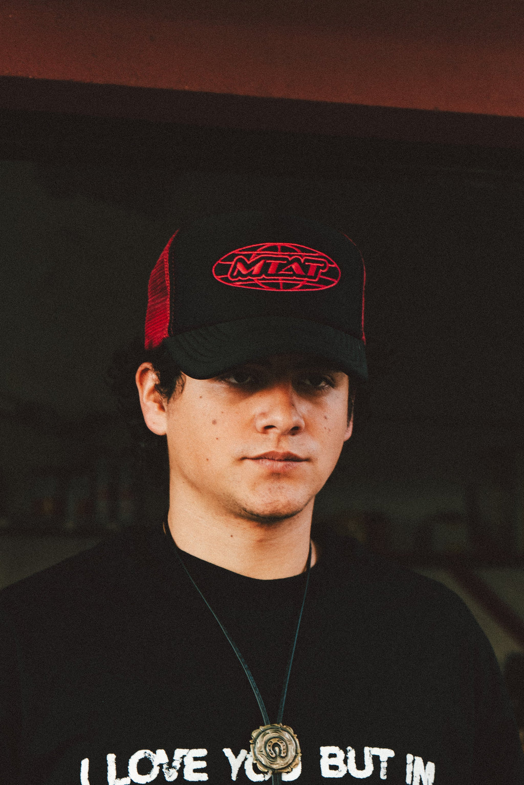 GORRA BOX LOGO NEGRO CON ROSA