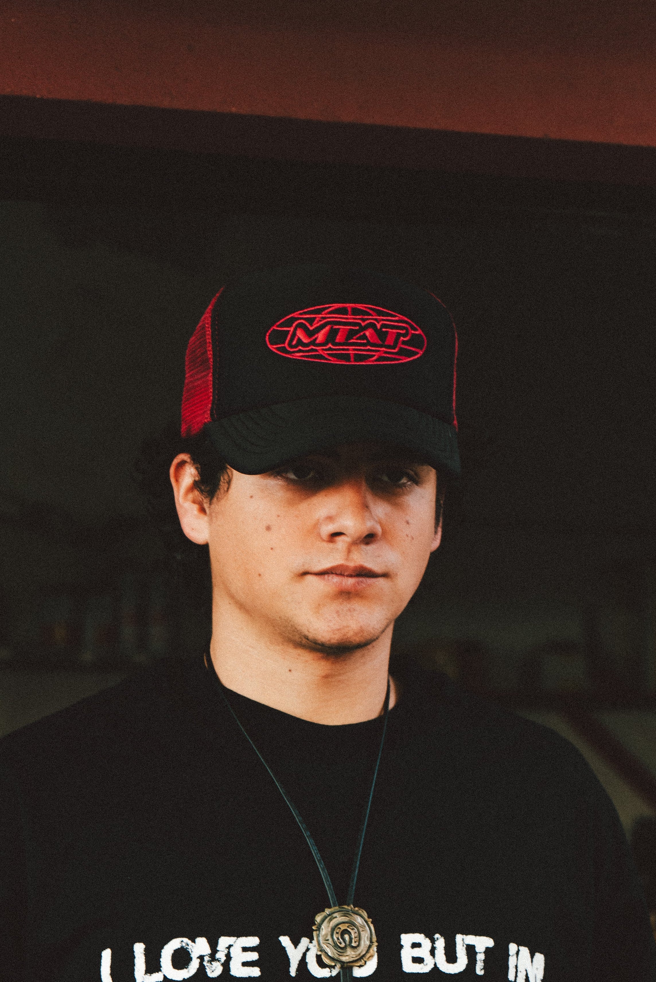 GORRA BOX LOGO NEGRO CON ROSA